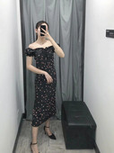Rochie elegantă de damă în negru, cu umerii goi