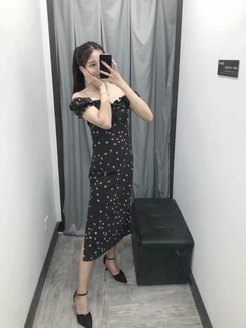 Rochie elegantă de damă în negru, cu umerii goi