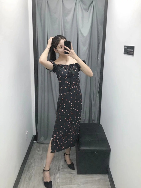 Rochie elegantă de damă în negru, cu umerii goi