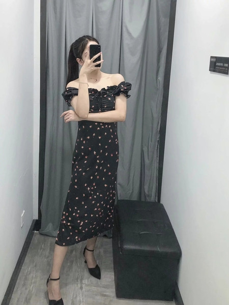 Rochie elegantă de damă în negru, cu umerii goi