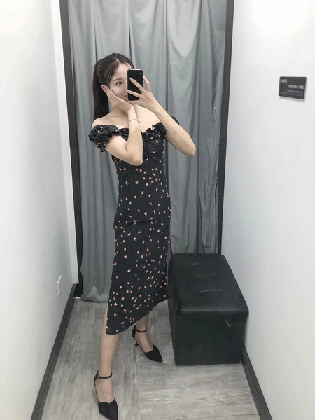 Rochie elegantă de damă în negru, cu umerii goi