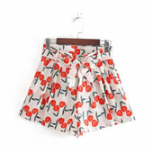 Aktuális női rövidnadrág színes mintával és derékövvel