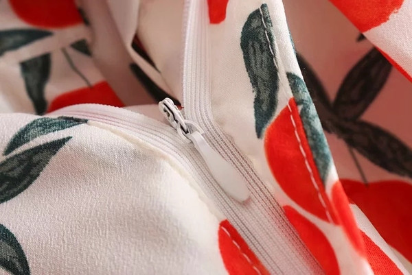 Aktuális női rövidnadrág színes mintával és derékövvel