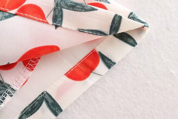 Aktuális női rövidnadrág színes mintával és derékövvel