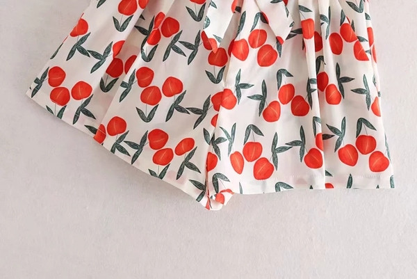 Aktuális női rövidnadrág színes mintával és derékövvel