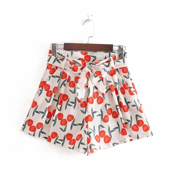 Aktuális női rövidnadrág színes mintával és derékövvel