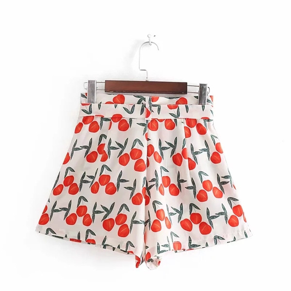 Aktuális női rövidnadrág színes mintával és derékövvel