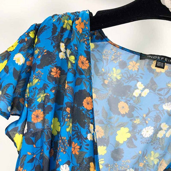 Rochie de damă cu decolteu în V adânc și mâneci scurte