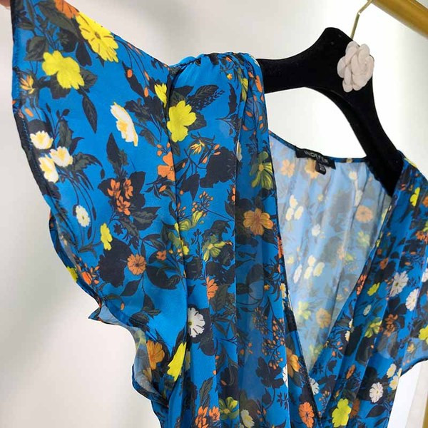 Rochie de damă cu decolteu în V adânc și mâneci scurte