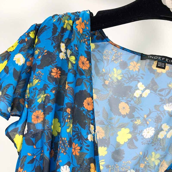 Rochie de damă cu decolteu în V adânc și mâneci scurte