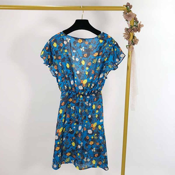 Rochie de damă cu decolteu în V adânc și mâneci scurte