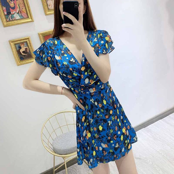 Rochie de damă cu decolteu în V adânc și mâneci scurte