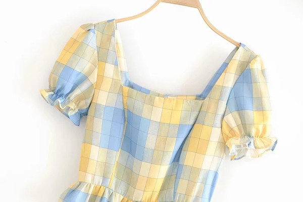 Bluză de damă modernă în carouri cu decolteu pătrat