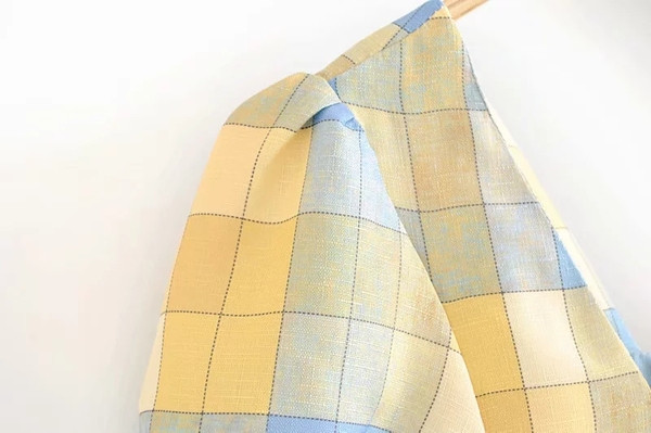 Bluză de damă modernă în carouri cu decolteu pătrat