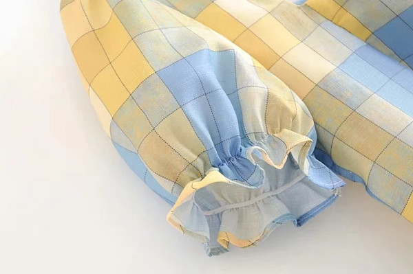 Bluză de damă modernă în carouri cu decolteu pătrat