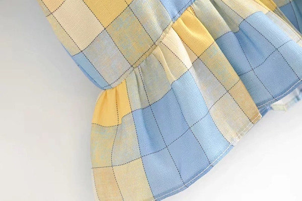 Bluză de damă modernă în carouri cu decolteu pătrat