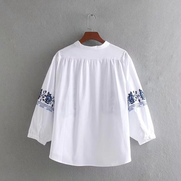 Női ing színes fehér hímzéssel