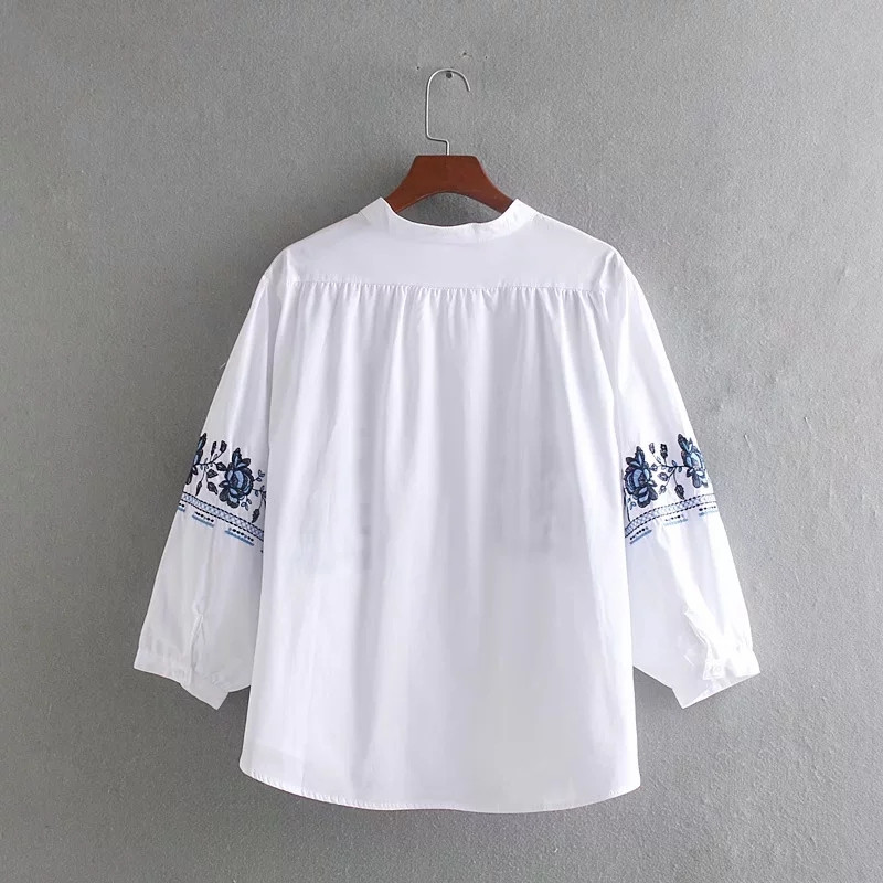 Női ing színes fehér hímzéssel