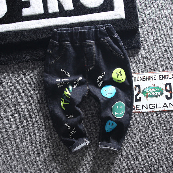 Modern, rátéttel ellátott gyerekfarmer fiúknak