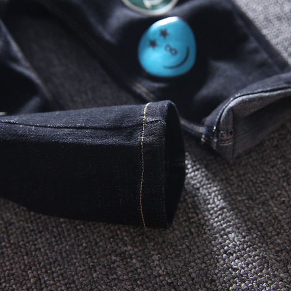 Modern, rátéttel ellátott gyerekfarmer fiúknak