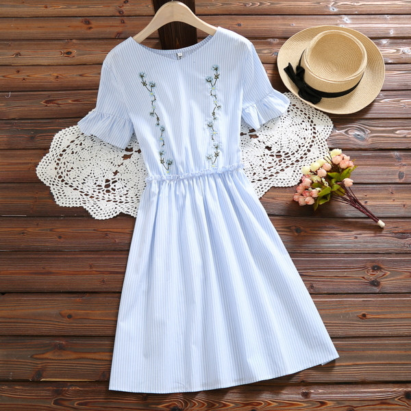 Női alkalmi ruha két színben hímzéssel