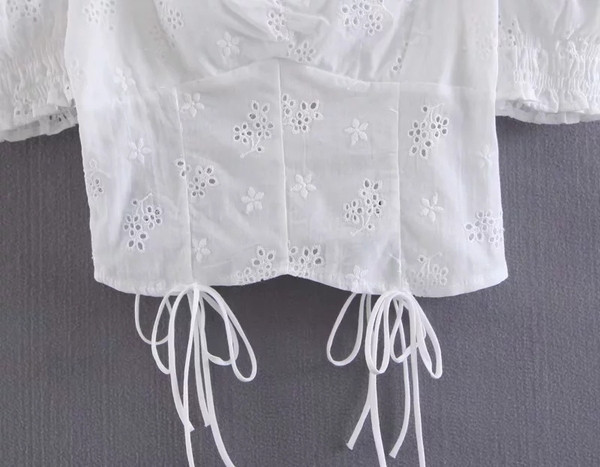 Bluză de damă actuală cu decolteu pătrat - culoare albă