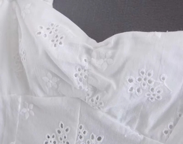 Bluză de damă actuală cu decolteu pătrat - culoare albă