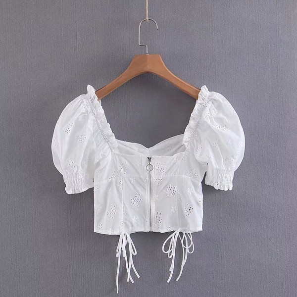 Bluză de damă actuală cu decolteu pătrat - culoare albă