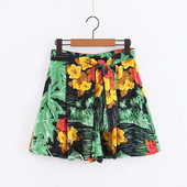 Modern női rövidnadrág széles modell virágmintával és övvel