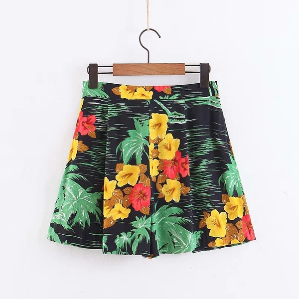 Modern női rövidnadrág széles modell virágmintával és övvel