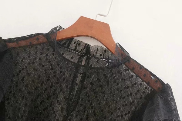 Bluză de damă modernă cu buline de culoare neagră