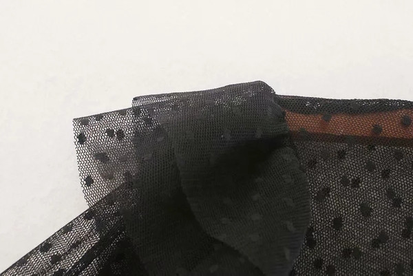 Bluză de damă modernă cu buline de culoare neagră