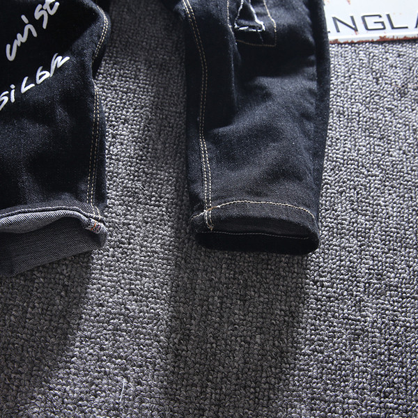 Fekete színű, feliratos gyerekfarmer - fiúknak