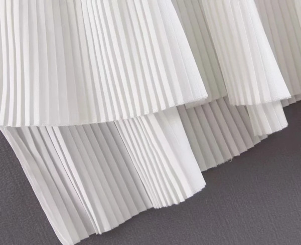 Fusta de dama plisata cu talie elastica in culoarea alba