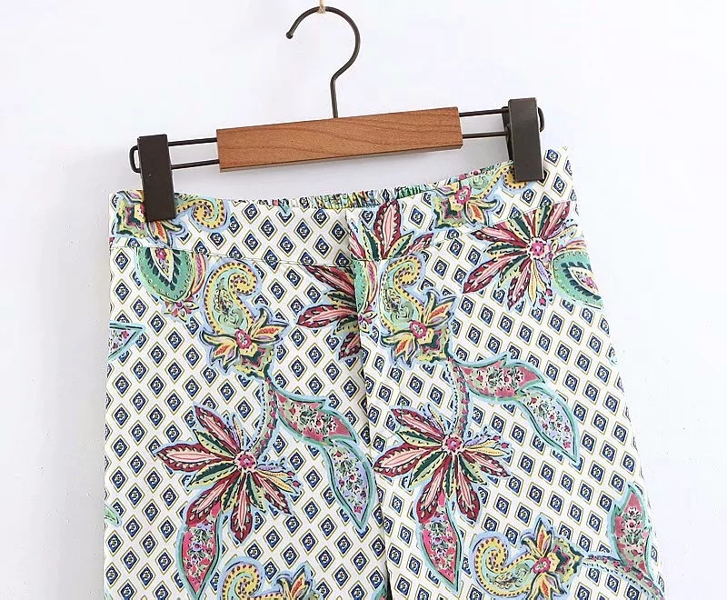 Дамски панталони с цветна апликация 