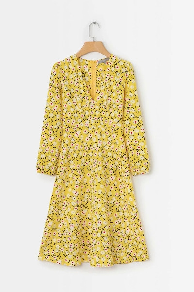 Modern női ruha virágos motívumokkal, sárga színben