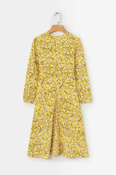 Modern női ruha virágos motívumokkal, sárga színben