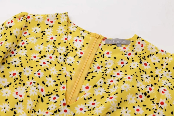 Modern női ruha virágos motívumokkal, sárga színben