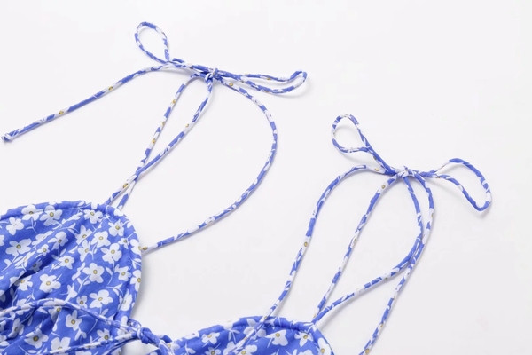 Rochie casual de dama cu bretele subtiri si motive florale in albastru