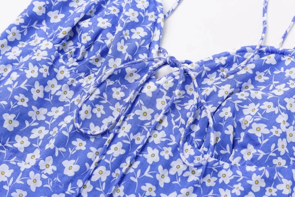 Rochie casual de dama cu bretele subtiri si motive florale in albastru