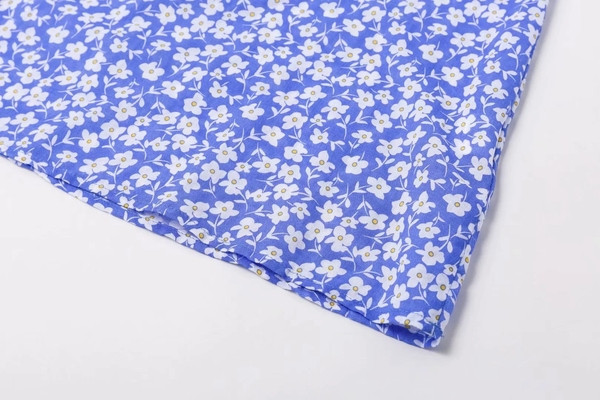 Rochie casual de dama cu bretele subtiri si motive florale in albastru