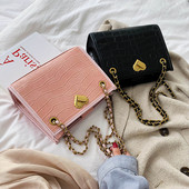 Eko bőrből készült stílusos női táska fém fogantyúval, különböző színekben