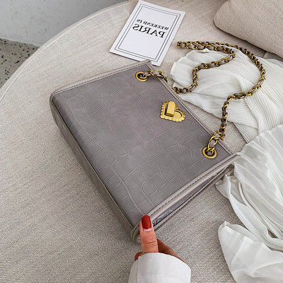 Eko bőrből készült stílusos női táska fém fogantyúval, különböző színekben