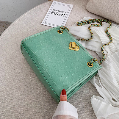 Eko bőrből készült stílusos női táska fém fogantyúval, különböző színekben