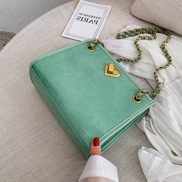 Eko bőrből készült stílusos női táska fém fogantyúval, különböző színekben