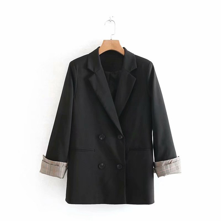 Női kabát gombokkal, fekete színben