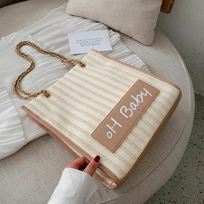 Geanta de dama in dungi cu inscriptie in mai multe culori