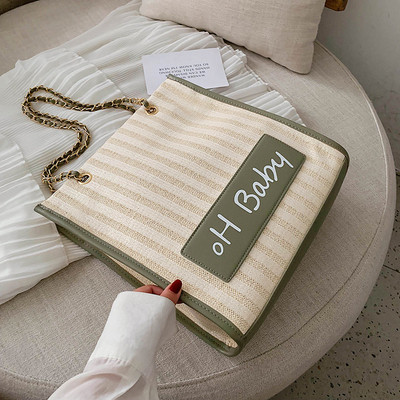 Geanta de dama in dungi cu inscriptie in mai multe culori