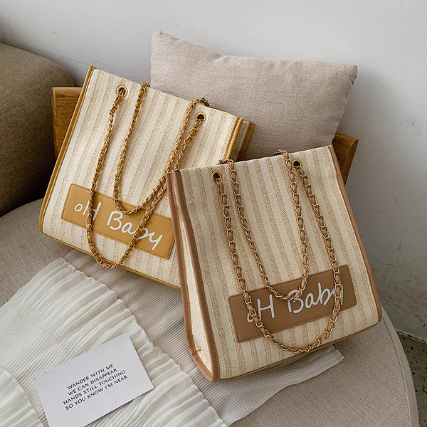 Geanta de dama in dungi cu inscriptie in mai multe culori