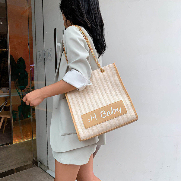 Geanta de dama in dungi cu inscriptie in mai multe culori